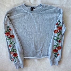 Flower-embroidered Forever 21 cropped sweater Sz S